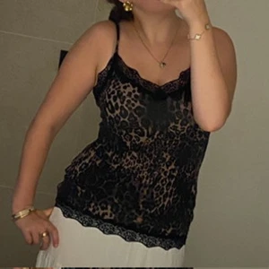 Leopardmönstrat spetslinne - Ett fint leopardmönstrat linne med spetsdetaljer. Använd fåtal gånger.😊Pris kan diskuteras vid snabb affär.