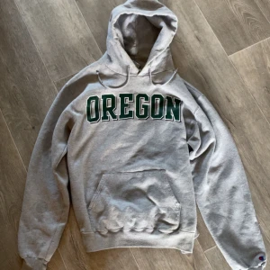 Vintage Champion hoodie  - Grymt skön och snygg vintage champion hoodie i bra skick inget fel på den.