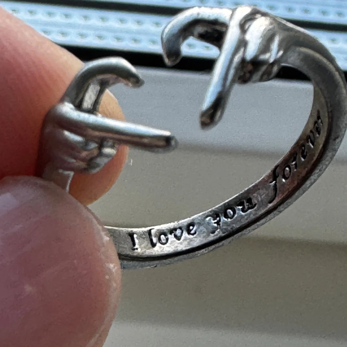 Silvrig ring med händer som bildar ett hjärta - 2