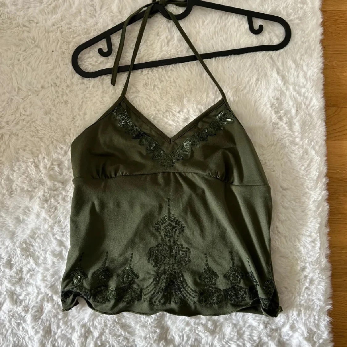 Olivgrön topp med paljetter  - 1