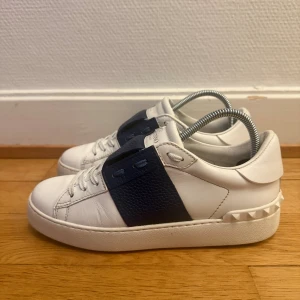 Valentino open sneakers  - Säljer nu dessa fina valentino skor | Super fint skick | Storlek 36 men sitter mer som 37or | Kommer även med äkthetsbevis | Hör gärna av er vid frågor eller funderingar 