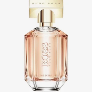 Hugo Boss The Scent parfym - Stilren parfym från Hugo Boss, The Scent. Perfekt för dig som vill ha en modern och fräsch känsla. Snygg flaska som passar in i alla badrum. 30 ML! Men ca halva kvar! Se bilder 💖💕#Fynd #Loppis #😍