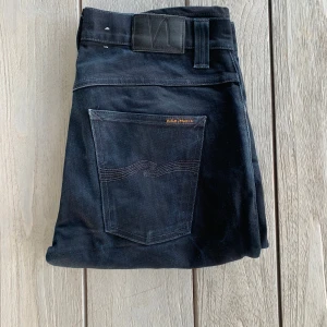 Nudie jeans - Hej säljer dessa snygga Nudie jeans| storlek-W32  L32| modell-Grim Tim| Skick-7/10 finns tecken på användning| Det finns blåa detaljer på byxorna som du kan se om du kollar noga| hör av dig vid frågor och funderingar 