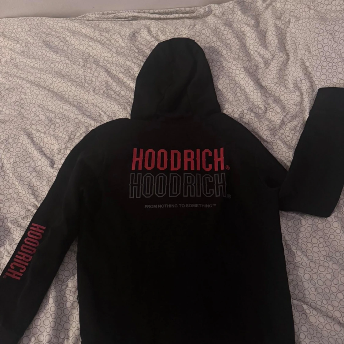 Svart hoodie från Hoodrich med tryck - 1