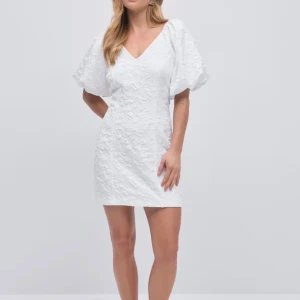 Vit slutsåld klänning med puffärm - slutsåld klänning från gina, prislapp finns på. Normal i storleken. Org pris 599 kr