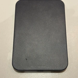 Zens MagSafe Power Bank - Zens MagSafe Power Bank i svart, trådlös laddning med MagSafe-kompatibilitet. Kompakt och portabel design, perfekt för iPhone. Mindre ytslitage syns men i gott skick. Perfekt för dig som vill ladda mobilen trådlöst på språng.