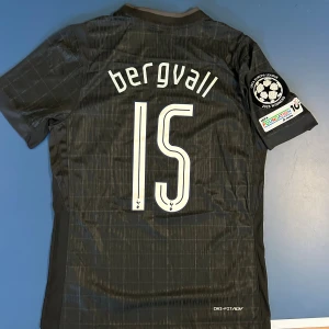 Bergvall Tottenham Fotbollströja  - Helt ny Bergvall Tottenham Fotbollströja. Finns i storlek S och M