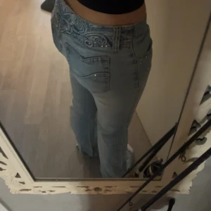 Bootcut jeans med rhinestones från Angels - Snygga vintage Ljusblå lågmidjade bootcut jeans från Angels Finns kbte kvar att köpa. Vet inte storlek så fråga om mått men skulle gissa S. Pris kan diskuteras