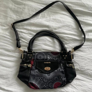 Ny handväska - Ny handväska från Desigual. Helt ny, oanvänd. Fina mönster och färger som gör den unik men ändå är diskret