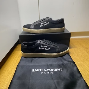 Saint Laurent skor (44) - Saint Laurent skor – storlek 44 👞✨                             Allt som syns på bilderna följer med.                          Inte säker på äktheten (därav pris) 💸                       Helt oanvända.                                                              Kolla min profil för fler färger och storlekar 🔥 Bara att skriva vid funderingar 📩