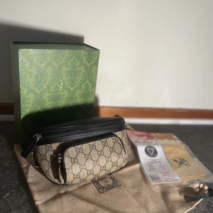 Gucci väska - ✨ Gucci GG Supreme Bältesväska ✨ Helt ny! Ikonisk design, perfekt för alla tillfällen. Rymlig med extraficka. Pris: 799. Perfekt för allt, Trendig. Snabb leverans: 1-3 dagar, köp innan 20:00 skickad samma dag! Bara väskan som kommer med box tillkommer ej med! 🔥😎