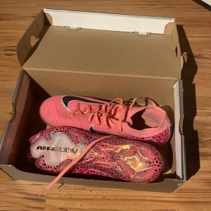 Rosa elit skor från Nike  - Säljer nu mina rosa elit skor. Då den är för liten för mig använd ba ett par veckor 