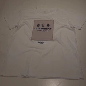 White burberry tee - Vit burberry tee – Storlek L(passar M och S✅ – tag kvar, men kvitto saknas 💸 Helt oanvänd – inga märken, fläckar eller skador 📦 Originalpåse saknas, men skickas väl emballerad ⚠️ Säljes p.g.a. fel storlek 📍 Möts upp i Göteborg eller skickas spårbart  Skicka ett meddelande om du är intresserad eller har frågor!