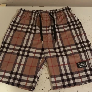 Burbbery shorts  - Ett par burbbery shorts i storlek XL men sitter som L , enda defekten på dem är snöret åkt av annars är det i bra skick , skriv vid frågor eller bilder 👍