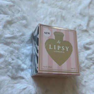 Lipsy London Eau de Toilette - Lipsy London Eau de Toilette, 30ml. Ingredienser: Alcohol Denat., Aqua, Parfum, Linalool, Hexyl Cinnamal, Hydroxy Citronellal, Alpha Isomethyl Ionone, Limonene, Citronellol, Cinnamyl Alcohol, Citral, Geraniol, Coumarin. Tillverkad i United Arab Emirates.