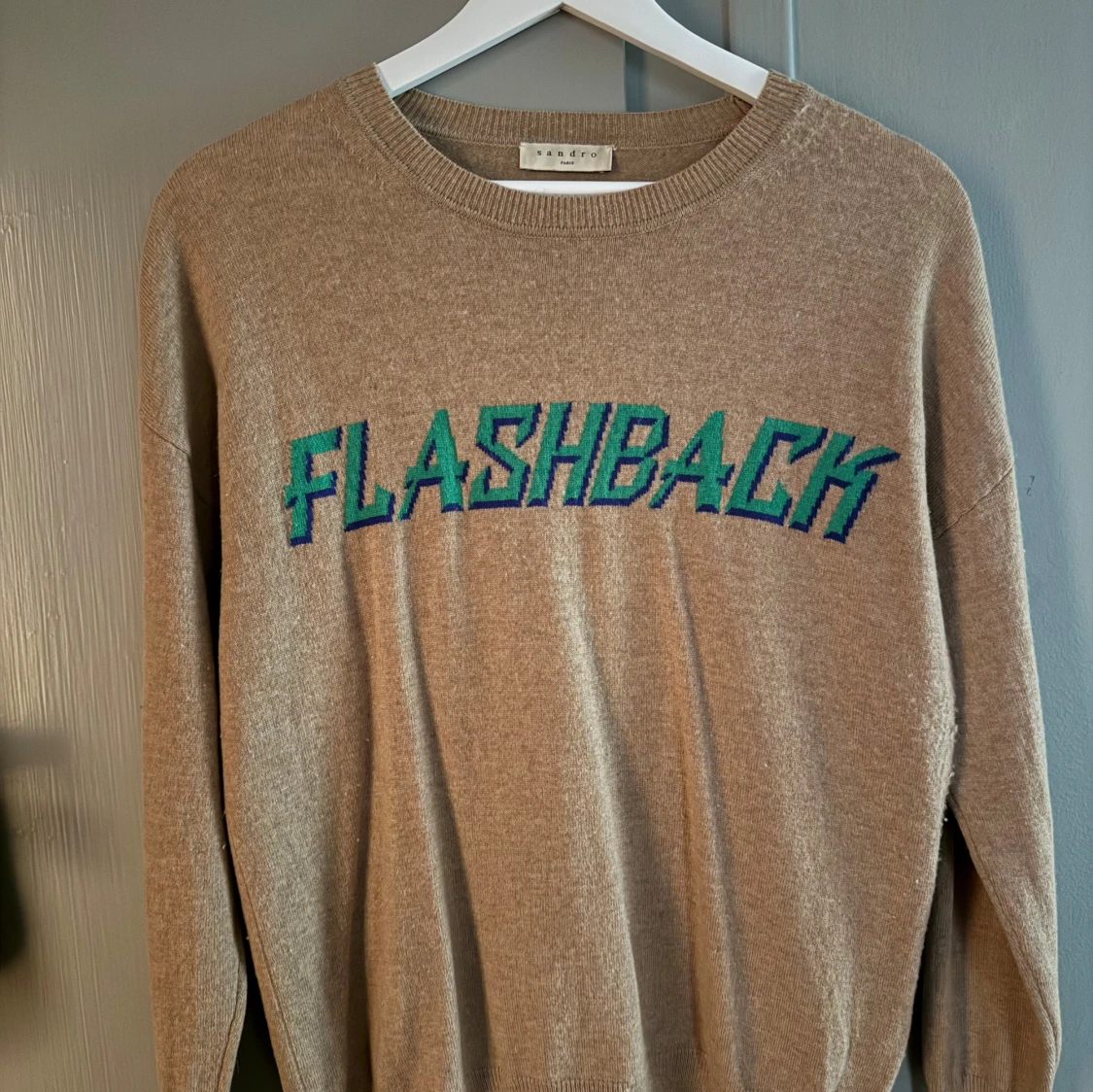 Beige stickad tröja Sandro med tryck