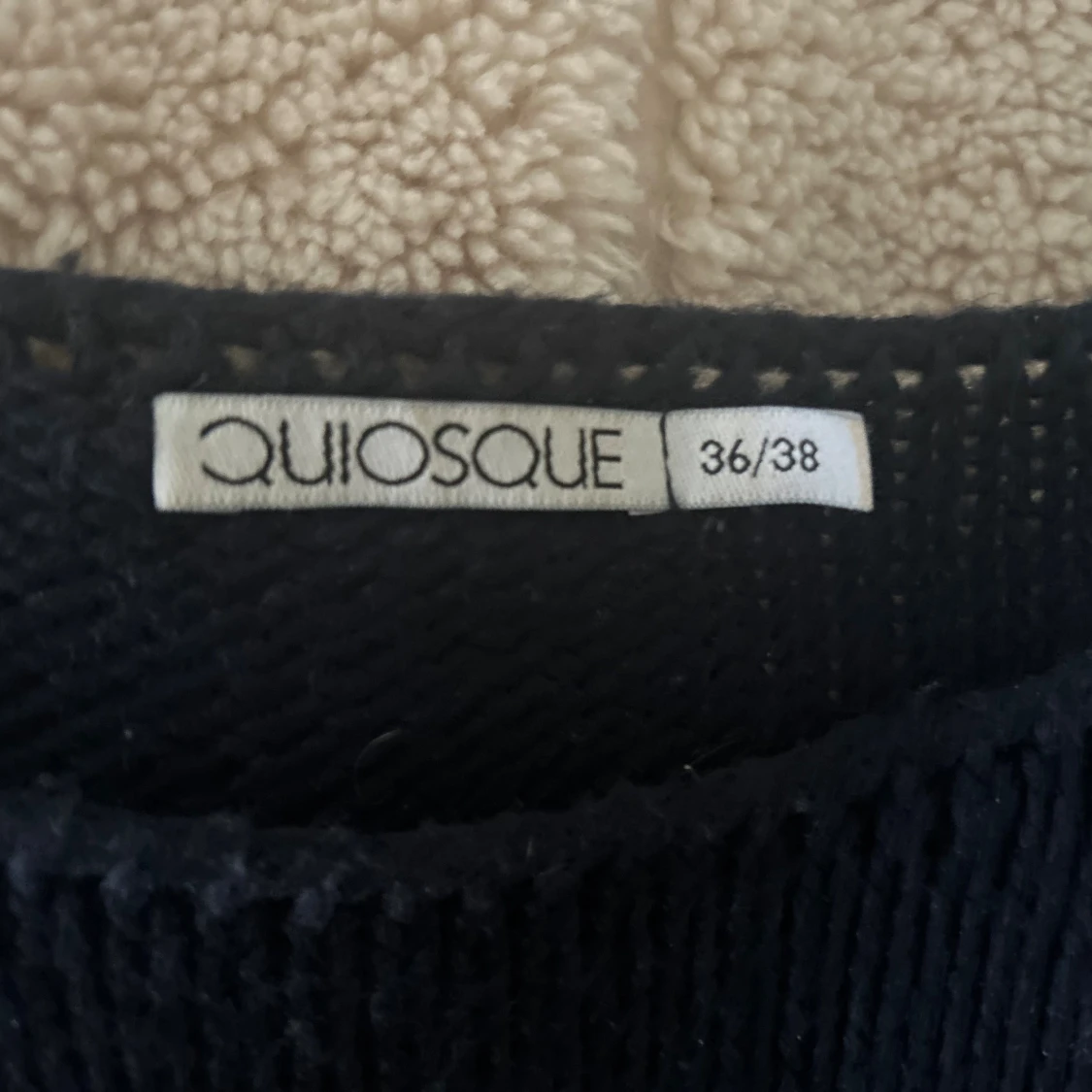 Mörkblå stickad tröja med rosett - 3