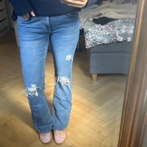 Blå lågmidjade bootcut jeans med slitningar - Super snygga blå lågmidjade bootcut jeans med hål💓 storlek 38 och är lite stora i midjan på mig därför säljer jag dem💓 jag är ca 168/170💓