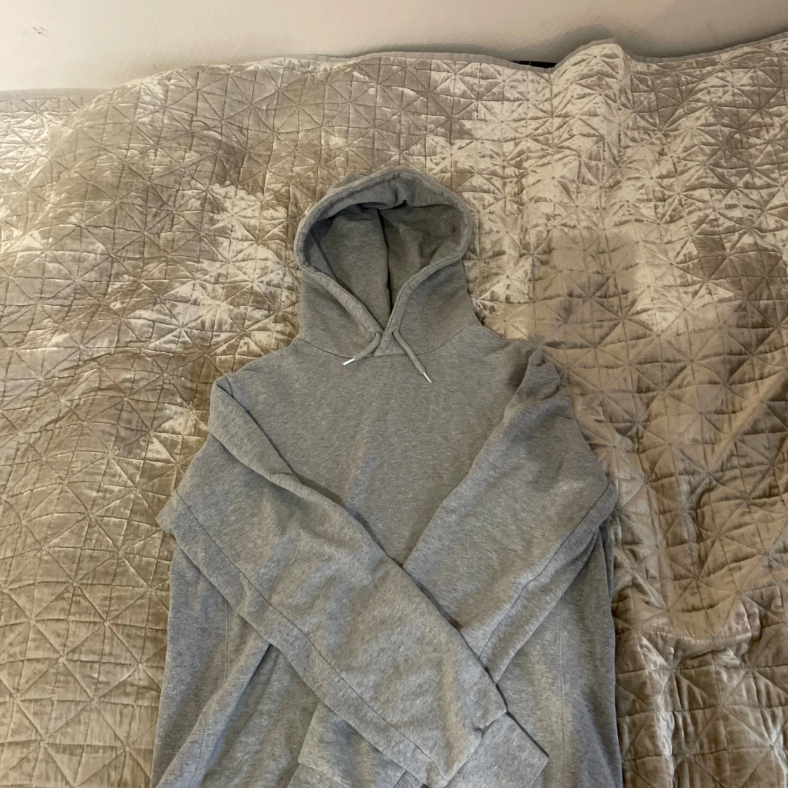 Grå basic hoodie med huva - 1