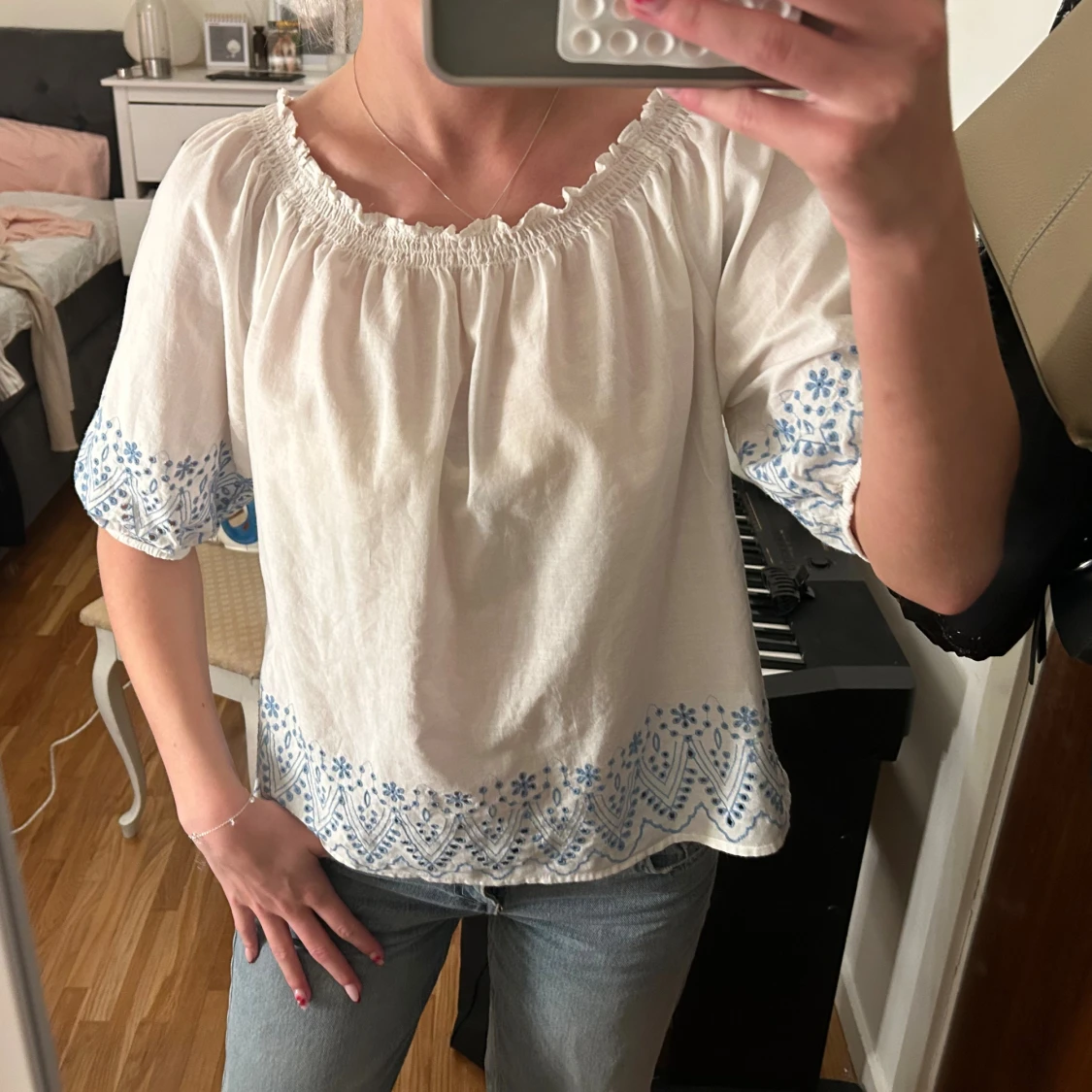 Vit offshoulder blus med blå broderi - 2