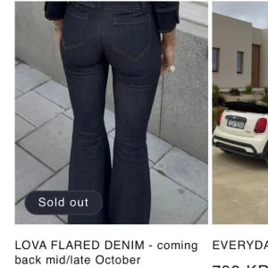 Mörka flared jeans med hög midja - Snygga mörkblå jeans med flared ben och hög midja. Klassisk femficksmodell med kontrastsömmar och figurnära passform upptill som släpper ut i en bootcut. Perfekta för dig som gillar en trendig och tidlös look.