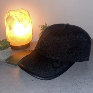 GG JUMBO GUCCI HAT : (BLACK) - Snygg svart keps från Gucci med diskret GG-logomönster över hela kepsen. Tillverkad i polyester och bomull, med klassisk böjd skärm och justerbar . SAMMA DAG DU KÖPER SAMMA DAG JAG FRAKTAR ( VILL DU HA BÄTTRE BILDER SKRIV GÄRNA )