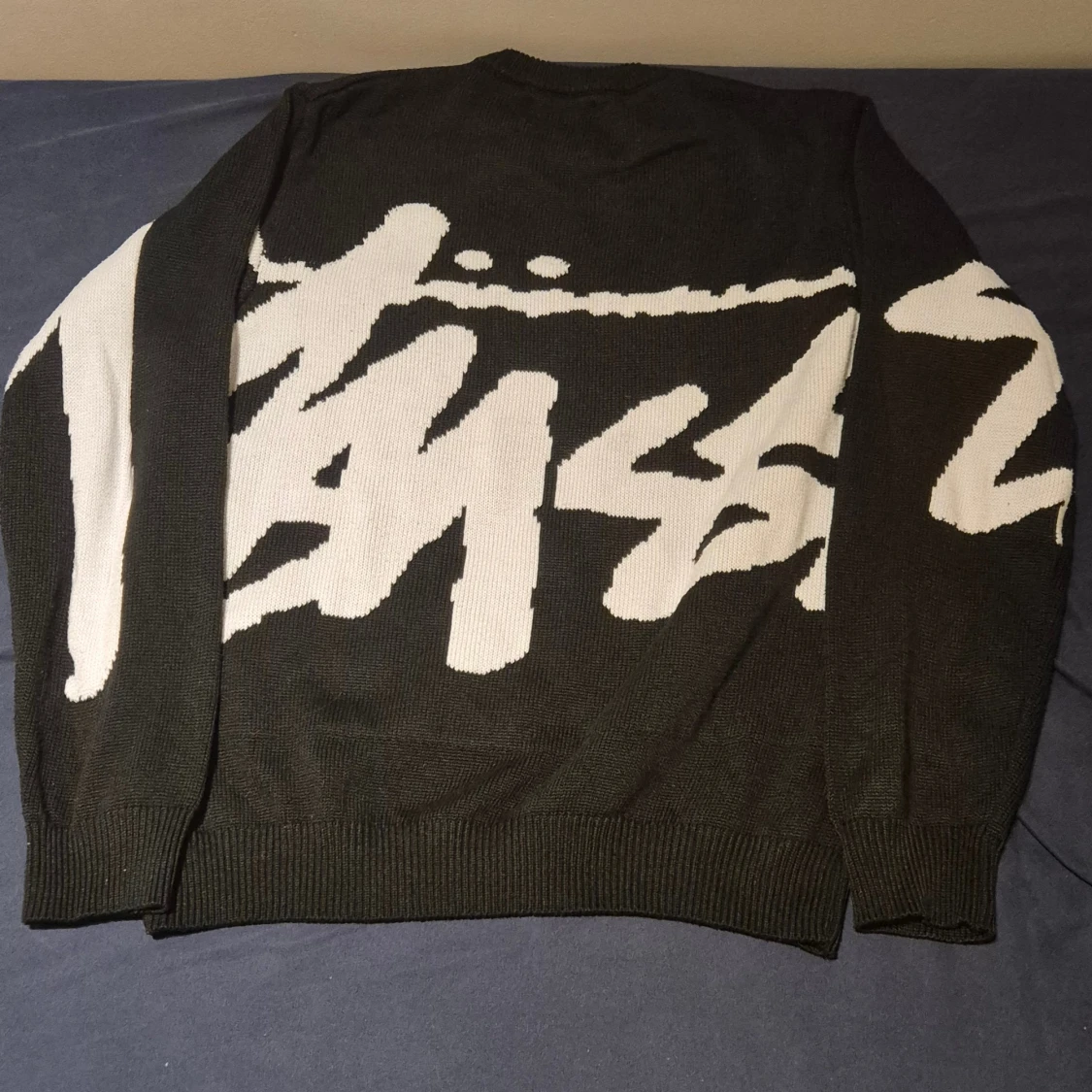 Svart och vit stickad Stüssy tröja - 1