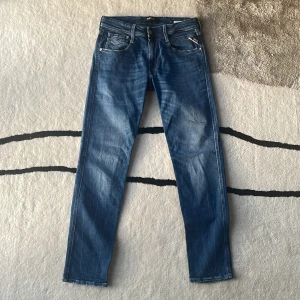 Replay Anbass Jeans - Jeans från Replay i modellen ”Anbass” vilket är slim fit | Storlek: 28/30 - Skick: 8/10 - Nypris: 1899 - Mitt Pris: 499kr!