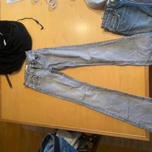 Ljusgrå skinny jeans med stretch - Snygga ljusgrå jeans med smal passform och klassiska fem fickor. Jeansen har dragkedjegylf och är tillverkade i stretchigt denimtyg för extra komfort. Perfekta för dig som gillar en tight look och vill ha ett par stilrena jeans i garderoben. Från Gina