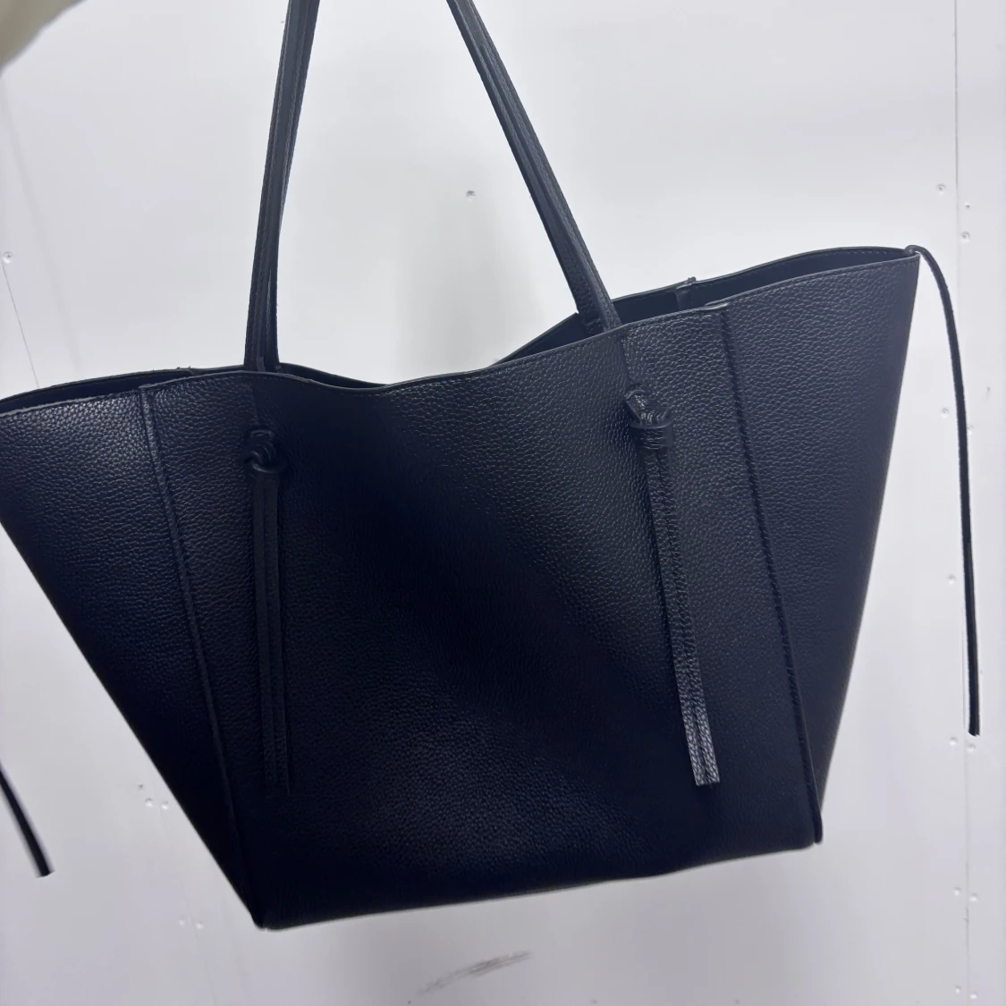 Svart shoppingväska från GinaTricot - 1