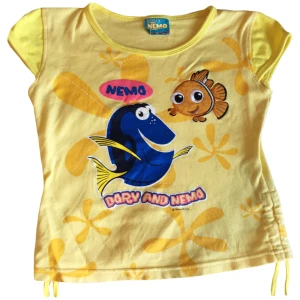 Vintage Nemo topp/ Graphic croptop/ T-shirt med tryck  - Supersöt Nemo tröja från 2000-talet, (barntröja men passar ca XXS/XS som en croptop)