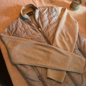 Massimo Dutti Cardigan jacka - Grå MassimoDutti jacka. Lite fläckig så man får tvätta den, skick 8/10. Skriv vid frågor!