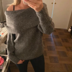 Grå offshoulder stickad tröja - Mysig grå stickad tröja med offshoulder. Säljer då den är för stor för mig☺️Pris kan diskuteras🥰