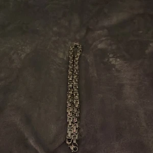 Tungt silverfärgat kedjehalsband - Säljer ett grovt halsband i silverfärg med rejäla, fyrkantiga länkar som ger en cool och modern vibe. Kedjan har en chunky design som sticker ut och passar perfekt om du vill ha ett statement piece runt halsen. 