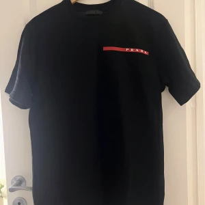 Svart t-shirt från Prada, small - Prislapp kvar