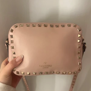 Valentino garavani camera bag axelrems väska ljus rosa - Säljer min valentino väska då den inte kommer till användning, jätte bra skick bortsett från i väskan där de lite små mascara fläckar, köpt på verstaire collective så har kvitto från de 😊