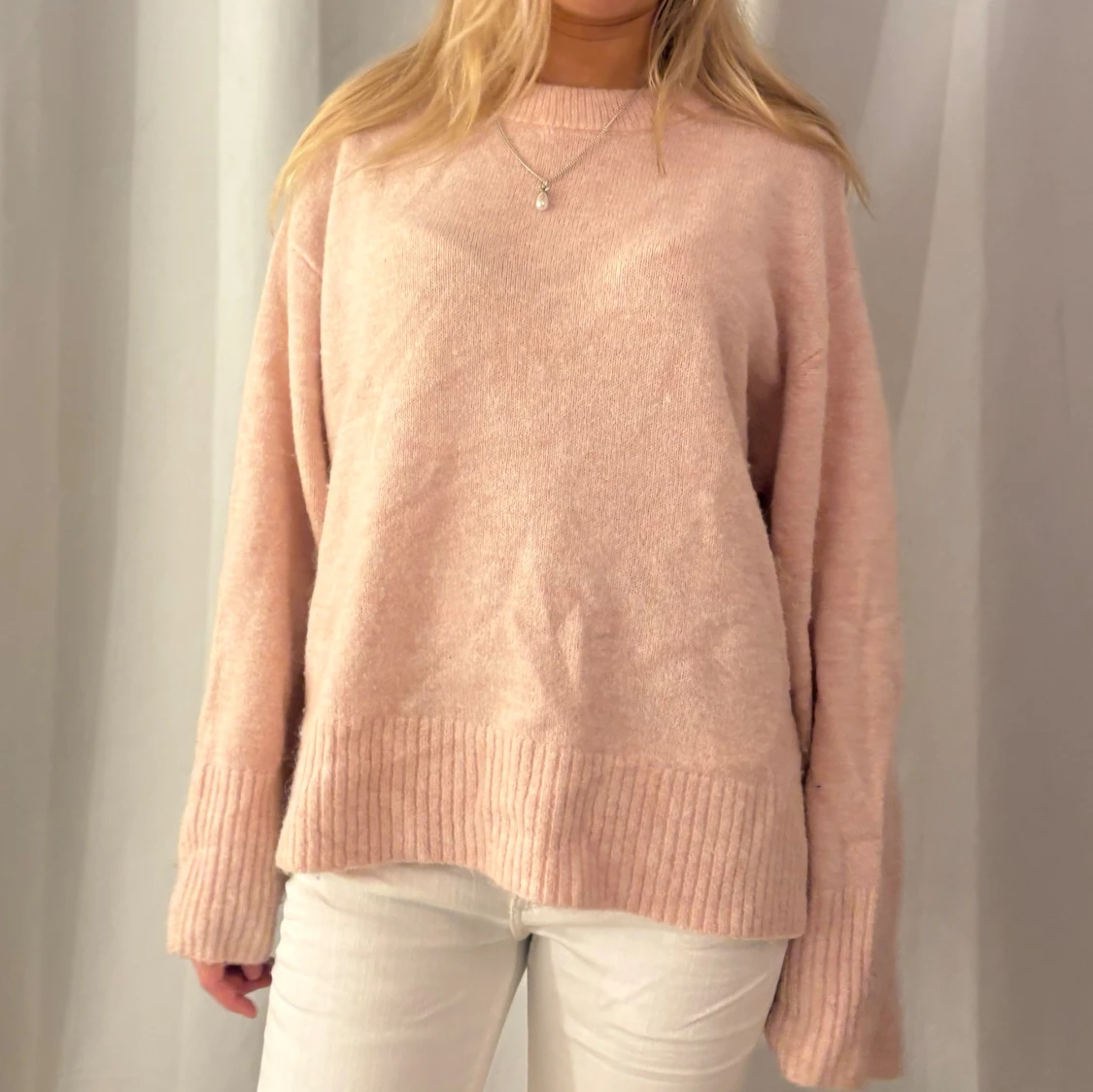 Ljusrosa stickad tröja med ribbade detaljer - 1