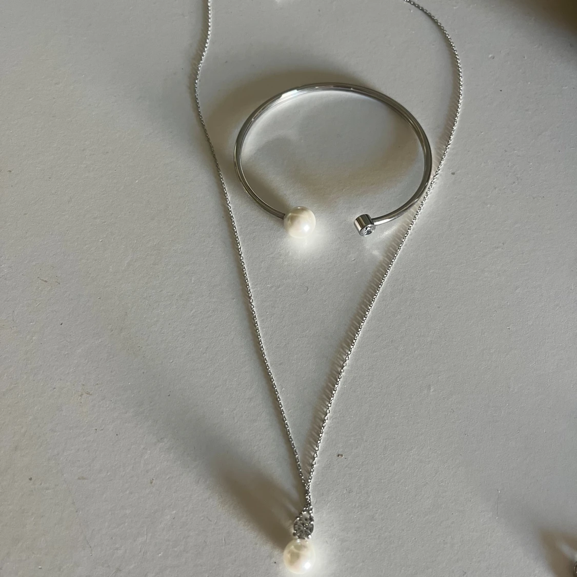 Silverfärgat armband och halsband med pärlor - Edblad - 1