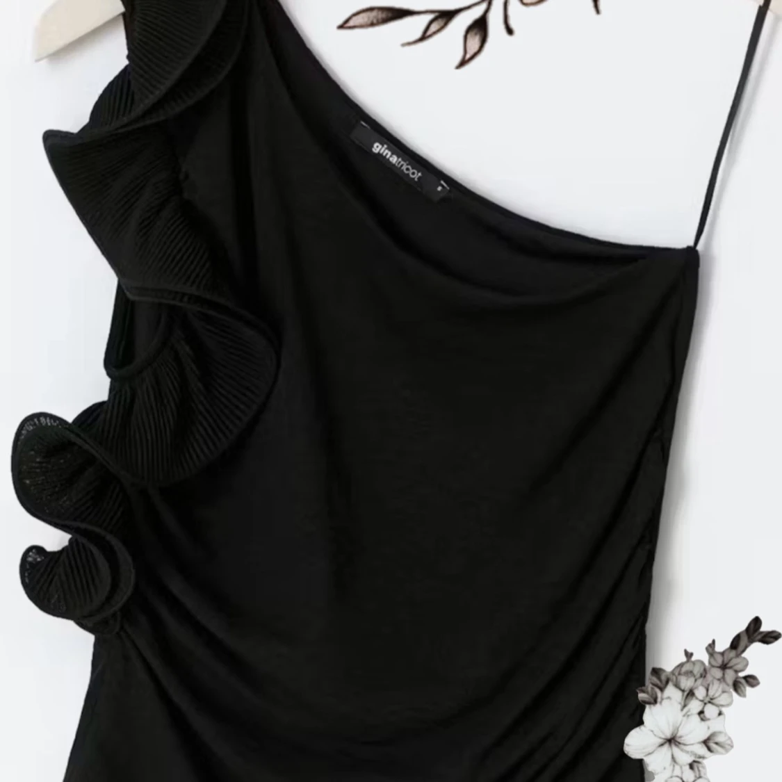 Svart oneshoulder topp med volang - 1
