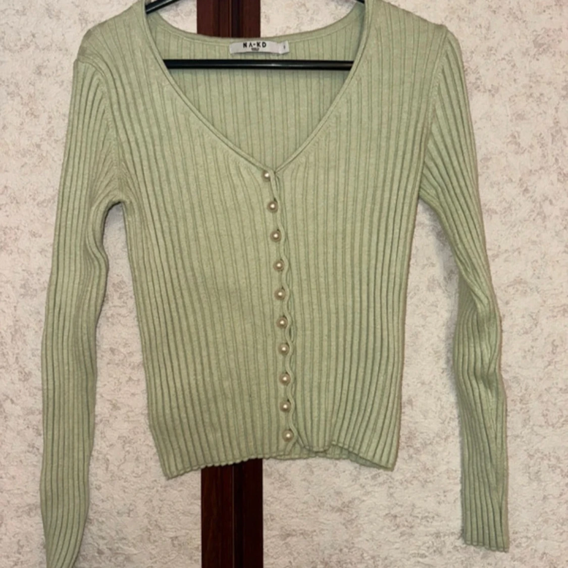 Ljusgrön ribbad kofta från NA-KD