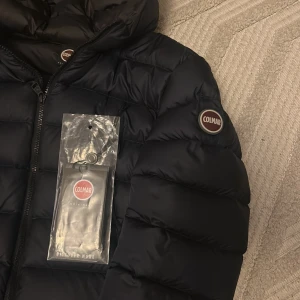 Mörkblå colmar jacka! - Tjena! säljer en riktigt snygg colmar jacka som passar perfekt till vintern ❄️ jackan är andvänd 1-2 gånger och är Nästan ny skick   skulle säga att den passar nån som är cirka 170cm Tags✅Priset är ej hugget i sten 🪨 Vid övriga frågor är det bara att skriva till oss här på lion closet🦁👑🫵