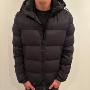 J.Lindeberg Jacka  - Hej! Säljer nu denna sjukt snygga och sällsynta J Lindeberg jackan som är perfekt till hösten och vintern. Storlek M Skick 9/10! Enda synliga defekt är lite slitningar på insidan som inte märks av, annars som ny! Ny pris= 5000 kr Säljs för= 2499 kr