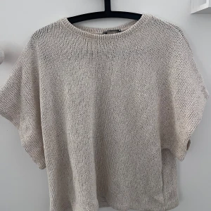 Stickad topp - Säljer min superfina stickade topp från zara! Den har vida armar och har en lösare passform! Den har också lite glitter i materialet!💕