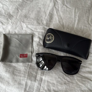 Svarta Ray-Ban solglasögon - Svarta Ray-Ban solglasögon aldrig använda nypris 1699 kr säljer eftersom jag köpte fel modell
