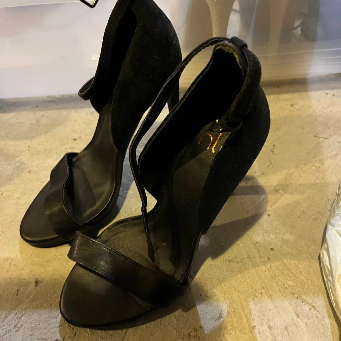 Svarta klackade sandaler från NLY - 1
