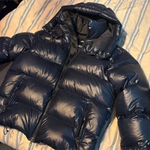 J.Lindeberg jacka (kvitto finns) - Nypris på jackan är över 5000kr. Kvitto finns. Perfekt skick