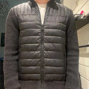 Svart quiltad dunväst från Toofashion -  Stilren cardigan som är perfekt nu på hösten. Väldigt fint skick. Varm och skön att ha på sig. Den är i storlek M men kan också passa S. Vid frågor eller funderingar är de bara att höra av sig. Priset kan diskuteras vid snabb och smidig affär🙌🏼