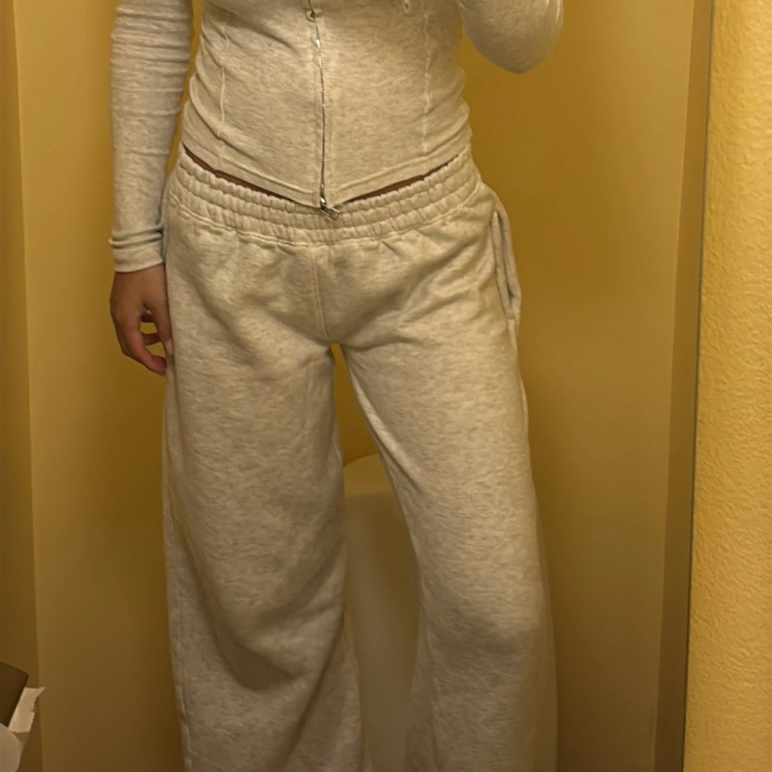 Ljusgrå hoodie med utsvängda byxor  - 1