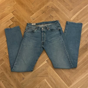 Ljusblåa Jeans - Säljer dessa jättesnygga jeans från Levi’s Premium i färgen ljusblå. Jeansen är i regular fit 501. W31(41cm) och L34(111cm). Nypris: 1000kr. Modellen är 190cm. Hör av er vid frågor!✌️