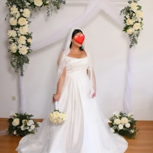 Elegant brudklänning med spets slöja  - Drömmig vit brudklänning från märket Maggi soretto med långt släp på 3 meter. Klänningen har en axelbandslös design med vacker, svepande kjol i satinliknande material. Perfekt för dig som vill ha en klassisk och elegant look på din stora dag. Slöja på 3 meter tillkommer med klänningen med eleganta spets design. Inköpspris 24000 säljer för 15000 men pris kan diskuteras. Finns i Göteborg och Jönköping. Storlek 40-42 går lätt att sy in eller korta ner. Har använts en gång är inprincip i nytt skick.